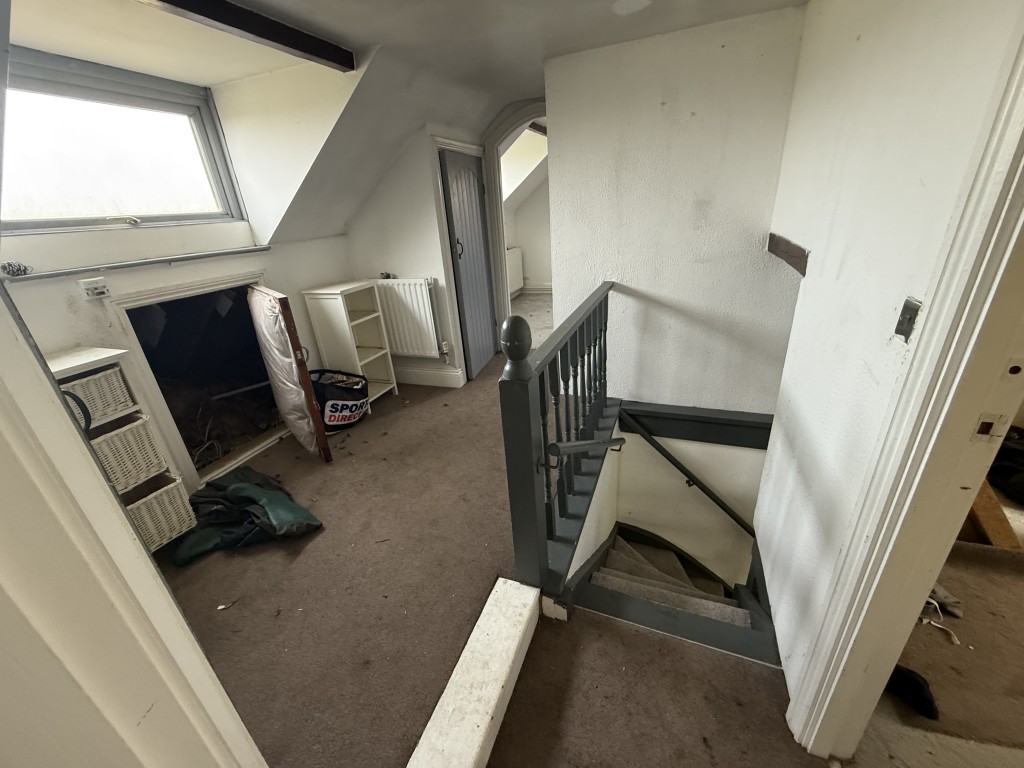 Lot: 144 - DETACHED COTTAGE WITH OUTBUILDING AND STABLES ON A SITE MEASURING OVER SIX ACRES - Landing